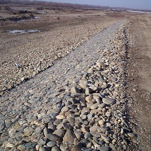 левая часть дамбы и дорога  по ней, январь 2008.JPG